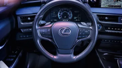 UX 300e